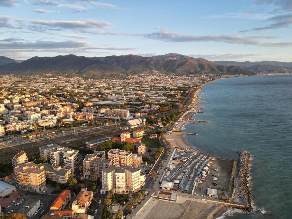 Xxv Aprile Casa Per Ferie Otel Albenga Dış mekan fotoğraf
